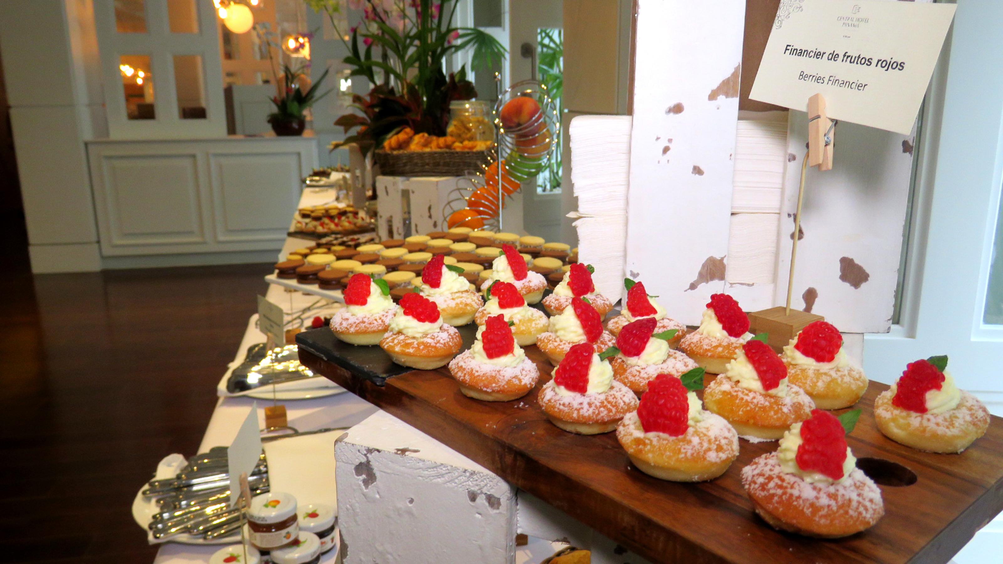 セントラル ホテル パナマ パナマ・シティー エクステリア 写真 A display of French pastries
