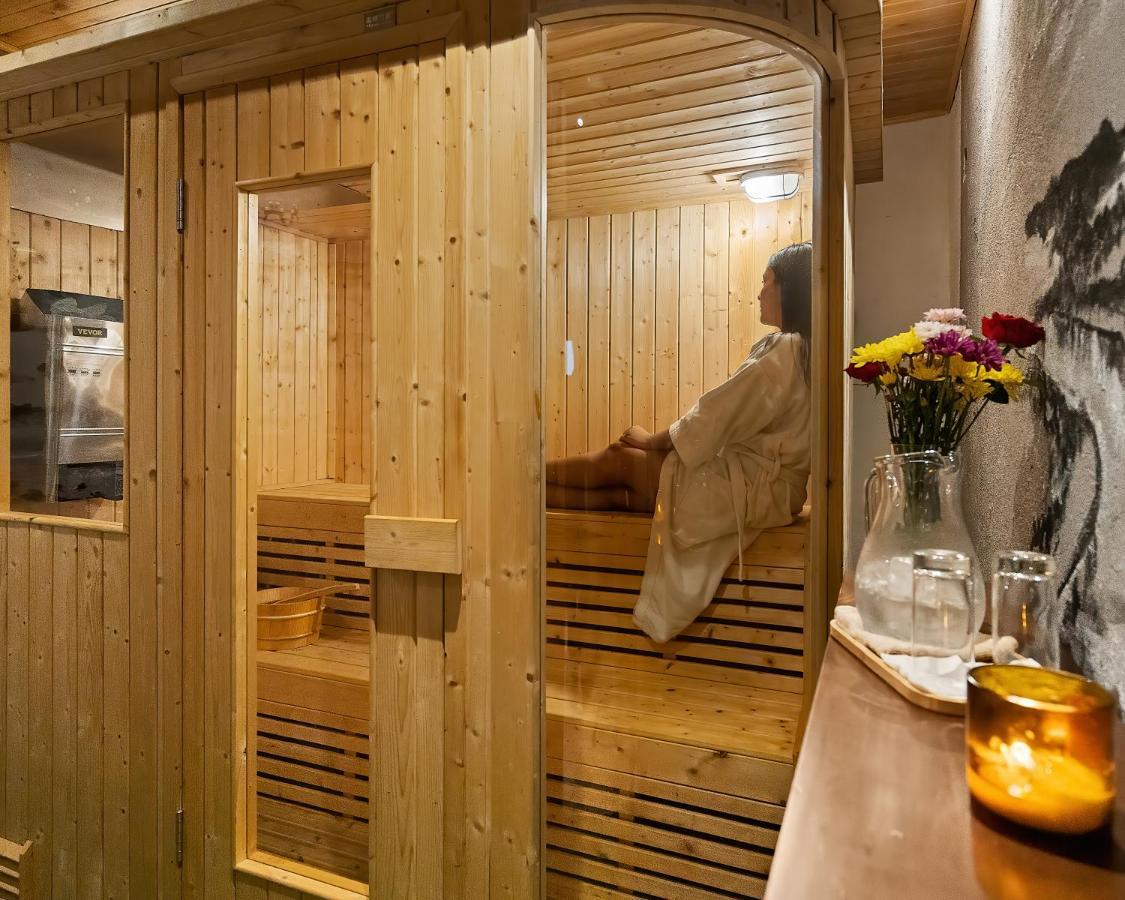 セントラル ホテル パナマ パナマ・シティー エクステリア 写真 A woman in a sauna