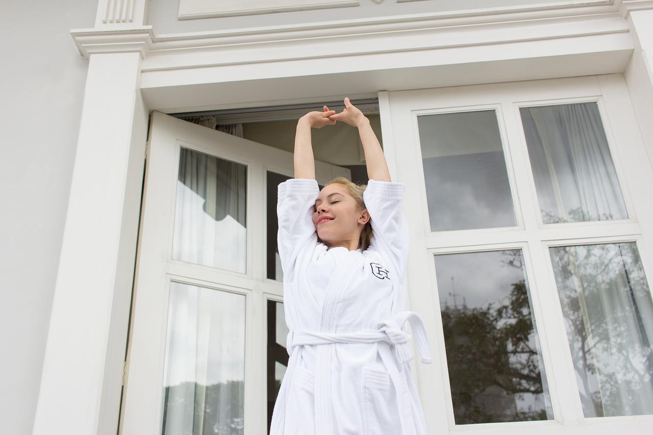 セントラル ホテル パナマ パナマ・シティー エクステリア 写真 A woman wearing a bathrobe