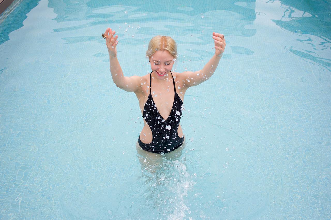 セントラル ホテル パナマ パナマ・シティー エクステリア 写真 A woman in a swimming pool