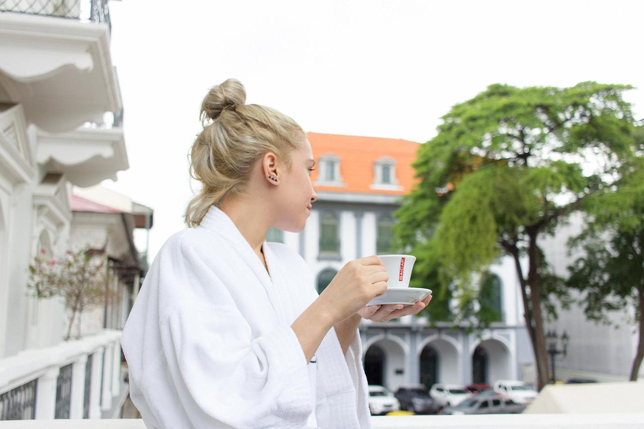 セントラル ホテル パナマ パナマ・シティー エクステリア 写真 A woman wearing a bathrobe