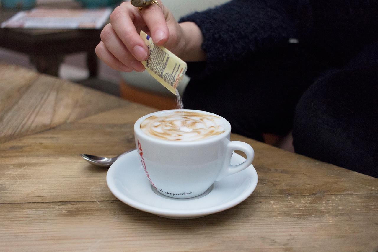 セントラル ホテル パナマ パナマ・シティー エクステリア 写真 Sugar being added to a coffee