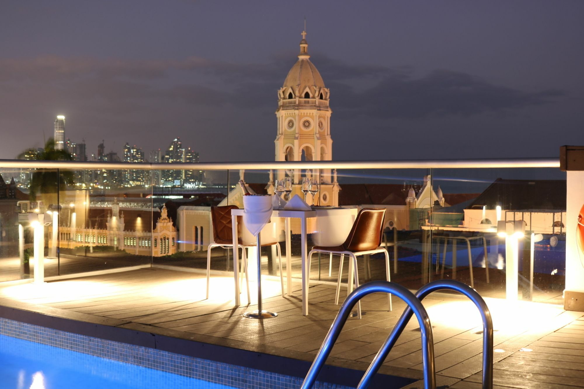 セントラル ホテル パナマ パナマ・シティー エクステリア 写真 View of the hotel's rooftop pool
